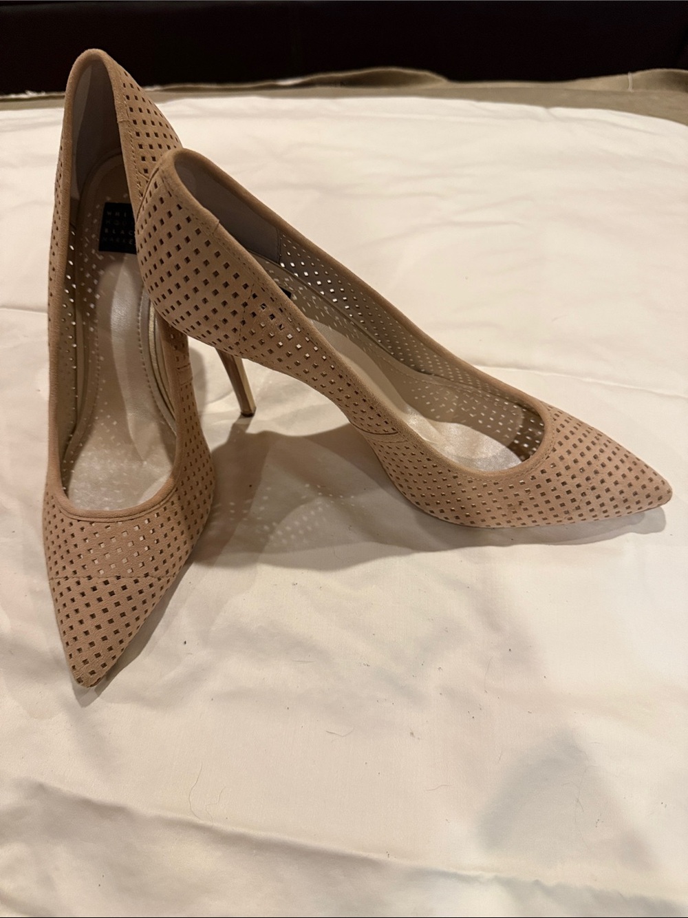 White House Black Market Women's Pointed Toe Perforated Nude Pumps suede
Sz 8
